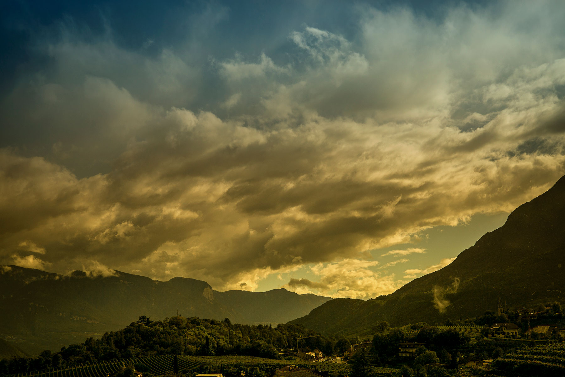 Sonne Lebensfreude Wein und Äpfel Südtirol