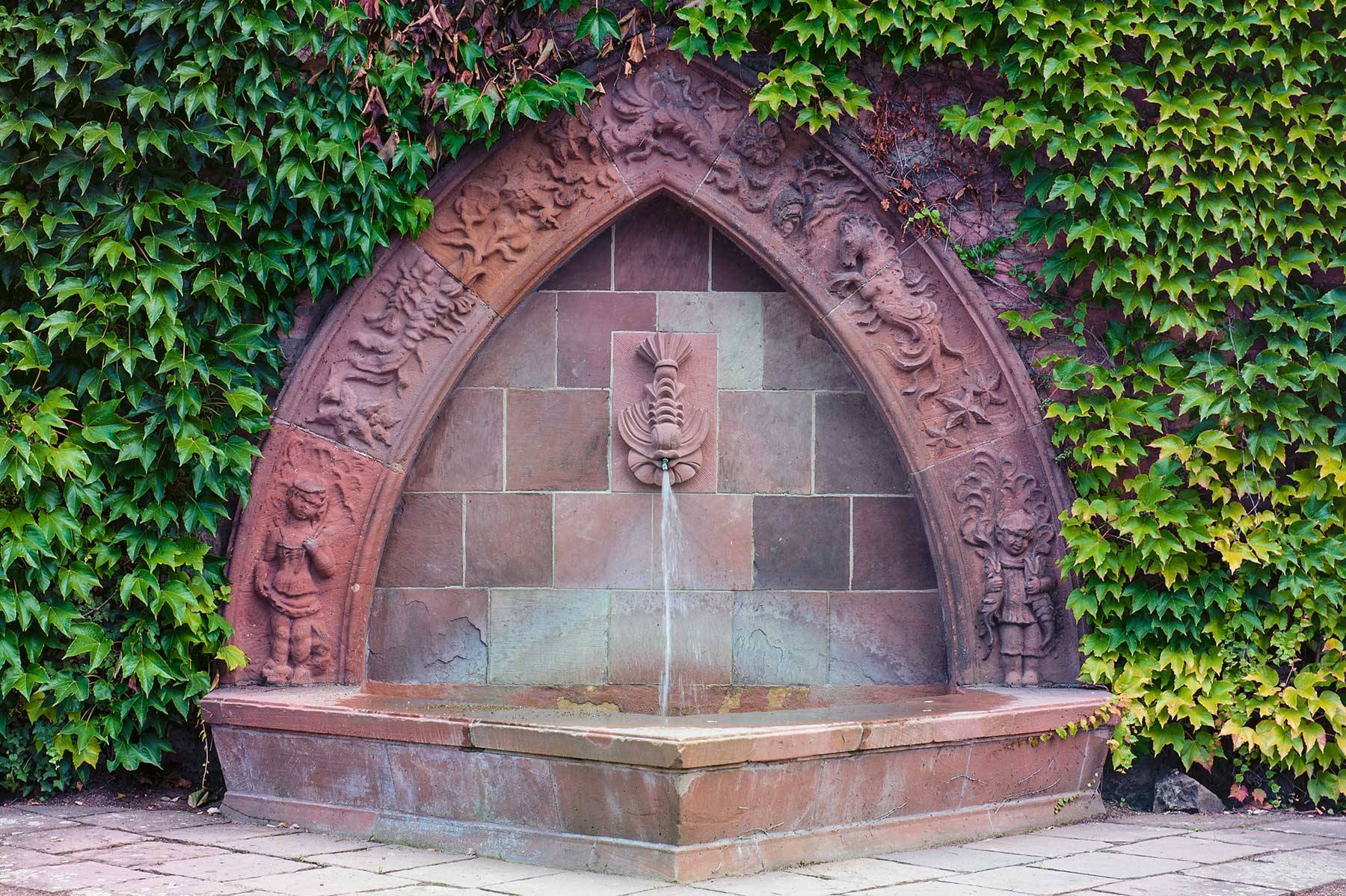 Wasserspiele und Brunnen für das Leben