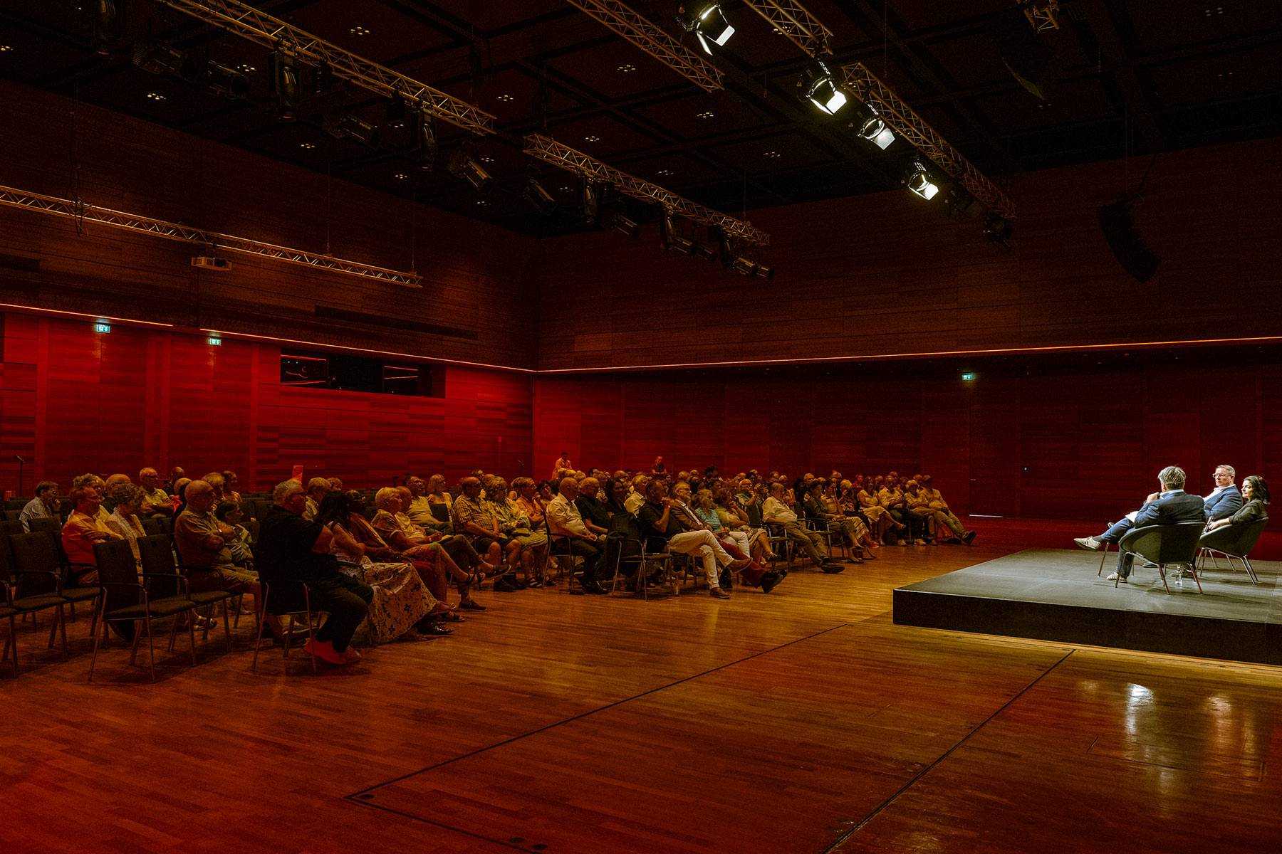 Theater vor dem Wormser Kaiser Dom